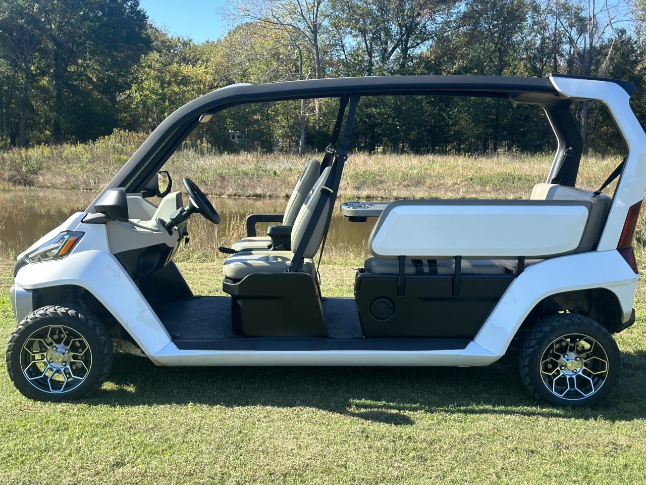 Cru golf cart